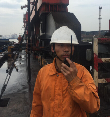 黃柏春，楊灣港務(wù)分公司裝卸工班副班長(cháng)。他工作認真、細致，有責任心。工作中，主動(dòng)排除班中的各類(lèi)安全隱患，避免事故的發(fā)生，實(shí)現班組安全生產(chǎn)無(wú)事故。  “決不把隱患交到下一班。”這是黃柏春的一貫工作作風(fēng)。在4月中旬的一個(gè)夜班，在一條海輪卸貨作業(yè)結束后，由于裝卸的煤炭中有大量的煤矸石，料斗斗口被完全卡住，必須人工進(jìn)入料斗內進(jìn)行清理，工人在料斗中作業(yè)十分危險，身為副班長(cháng)的他主動(dòng)擔負起料斗內清理的任務(wù)。他叫來(lái)了兩位工友，與自己一起進(jìn)入料斗，在保證斗內貨物不坍塌的情況下，用手一塊塊的挖出了卡在料斗口的煤矸石，一直干到上早班的工友來(lái)接班才將斗口完全疏通好，累得他直不起腰來(lái)。  班中，他時(shí)刻留意員工的操作行為，保證員工安全無(wú)事故。4月下旬的一個(gè)白班，他們班和外務(wù)工配合進(jìn)行圓鋼卸船作業(yè)，一名新進(jìn)的外務(wù)工在掛鉤結束后站到了艙壁的里側，貨物起吊時(shí)突然晃動(dòng)起來(lái)，離新外務(wù)工3米遠的黃柏春一看不對勁，立刻起身一個(gè)快步?jīng)_到他身后將他往后一拉，只聽(tīng)“砰”一聲，圓鋼撞在了他旁邊的艙壁上，“好險啊，多虧你，不然就撞到我了。”外務(wù)工驚恐地說(shuō)。 “你不能站在里側，很危險，工作時(shí)得處處小心。”黃柏春拉著(zhù)這位外務(wù)工的手臂厲聲地說(shuō)。黃柏春就是這樣，班中時(shí)刻留意著(zhù)每位員工的操作行為，守護著(zhù)每位員工的生命安全，讓班組員工高高興興上班，安安全全回家。  “檢查一下勞保用品佩戴好沒(méi)有”。這是黃柏春每天上班時(shí)必說(shuō)的一句話(huà)。一次，班里有位員工在江船清艙作業(yè)時(shí)救生衣未穿，黃柏春知道后狠狠地批評了他，對他說(shuō)：“臨水作業(yè)不穿救生衣，就是對自己不負責，要是出了事，后悔也來(lái)不及。”  擔任副班長(cháng)一年多以來(lái)，黃柏春時(shí)刻把班組安全工作當作頭等大事，是班組員工的安全守護人。他班前注重安全檢查，排除隱患，班中時(shí)刻留心員工操作行為，發(fā)現問(wèn)題，及時(shí)處理，保證班組員工在安全環(huán)境下作業(yè)，避免了事故的發(fā)生，為班組員工撐起一把“安全傘”。